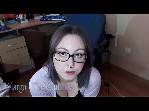 ❤️ Көз айнек тагынган сексуалдуу кыз Дилдону камерага терең соруп ❌ Секс видео боюнча бизде