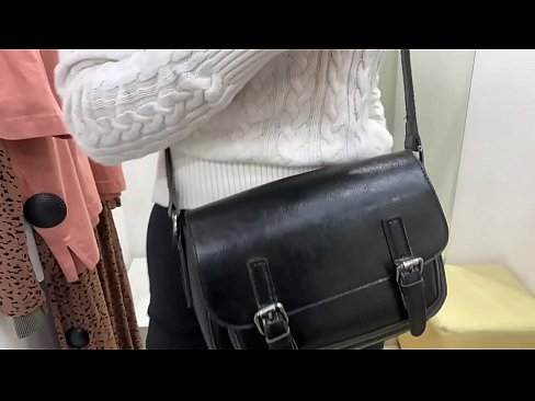 ❤️ Фитинг бөлмөсүндө жаш канчык FeralBerryди дилдо менен коомдук мастурбациялоо ❌ Секс видео боюнча бизде