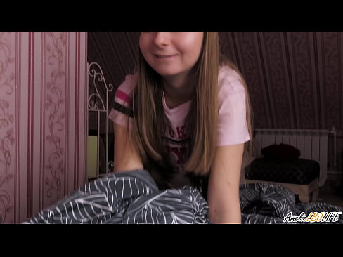 ❤️ Blondie анын BFF анын терең соруп жана анын оозуна сперма алат ❌ Секс видео боюнча бизде