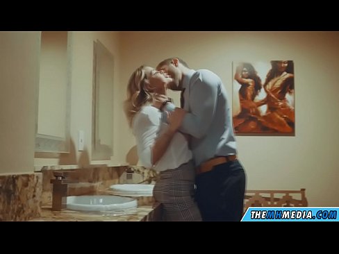 ❤️ Блондинка сени коомдук дааратканада азгырып жатканда ❌ Секс видео боюнча бизде